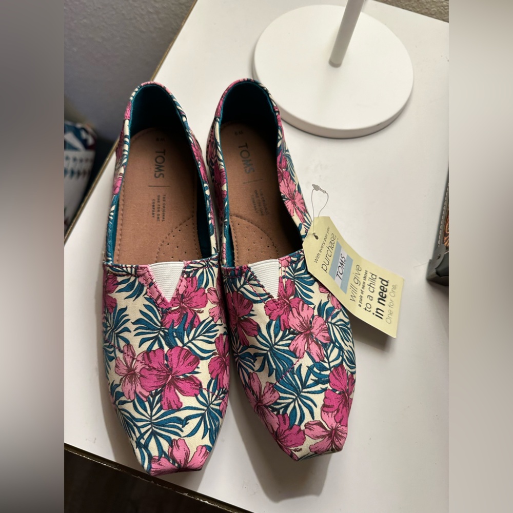 NWT Floral Toms size 9